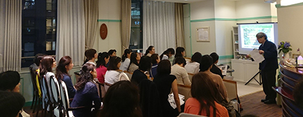 オークヴィレッジ代表・稲本正先生の「日本産アロマ」についての講義には大きな関心が集まった。